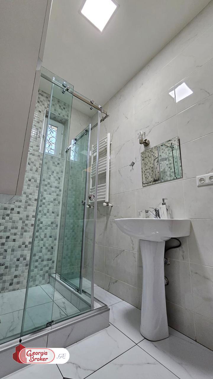 იყიდება ახალი გარემონტებული 9 ოთახიანი სახლი არმაზში